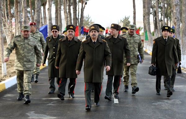 Müdafiə naziri hərbi şəhərciklərdə aparılan əsaslı tikinti işlərini yoxlayıb