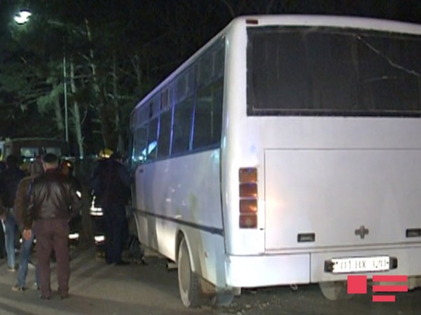 Bakıda iki avtobus toqquşdu: bir neçə yaralı