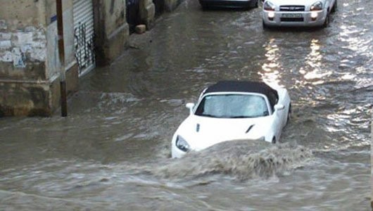 Bakıda yolları su basıb