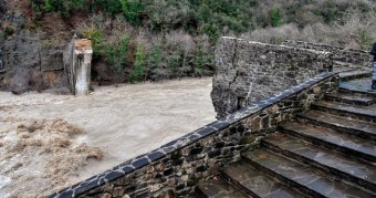 Tarixi körpü uçdu