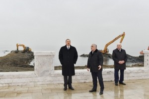 İlham Əliyev Bakı Ağ Şəhər bulvarında həyata keçirilən inşaat işlərinin gedişi ilə tanış olub