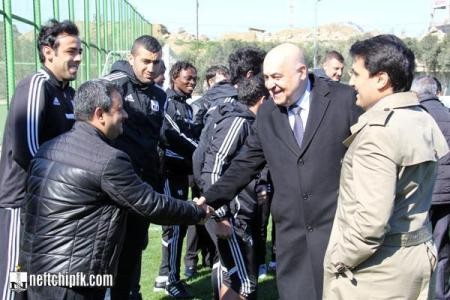 Çingiz Abdullayev “Neftçi“nin futbolçuları ilə görüşdü