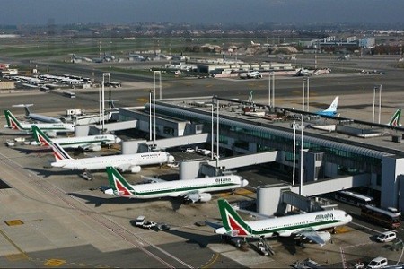 Roma aeroportu yanır: Səfərlər təxirə salındı