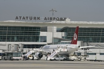 Istanbulda hava limanında tavan çökdü: 4 yaralı