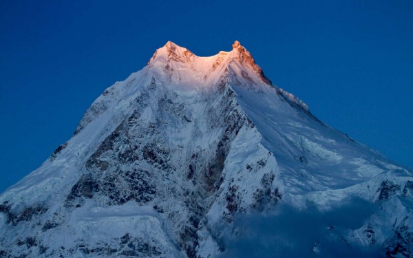 Keçmiş mer Manaslu zirvəsinə qalxdı