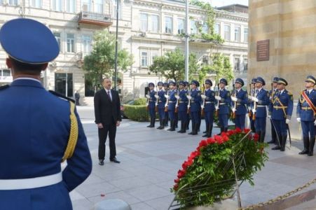 Prezident Cümhuriyyət abidəsini ziyarət edib