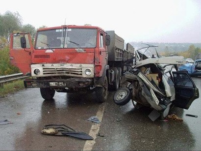 Salyanda “KamAZ“la “Mercedes“ toqquşdu: 3 ölü