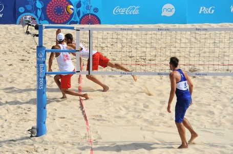 Kişilər üzrə çimərlik voleybol yarışı davam edir