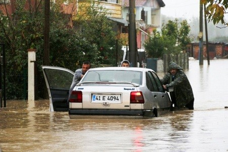 İstanbulda yağan güclü yağış yolları bağladı