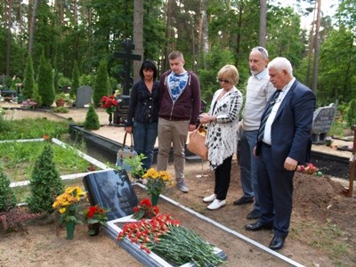 Umud Rəhimoğlu Modris Auzinşin məzarını ziyarət edib