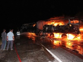 PKK Qarsda 7 yük maşınını yandırdı