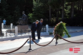 MŞ üzvləri Heydər Əliyevin və Həsən bəy Zərdabinin məzarlarını ziyarət ediblər