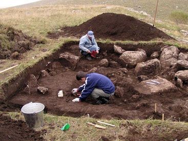 Ağdamda yaşı 8000 il olan yaşayış evi tapılıb