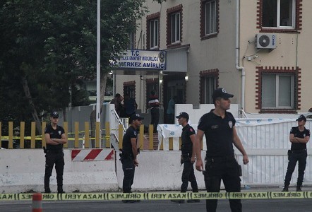 Türkiyənin Adana vilayətində PKK terrorçuları polis idarəsinə silahlı hücum ediblər