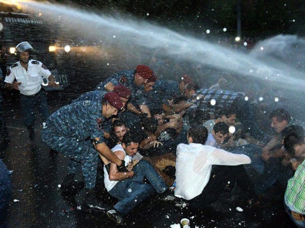 Ermənistan ombudsmanı polisi qəddarlıqda ittiham edib