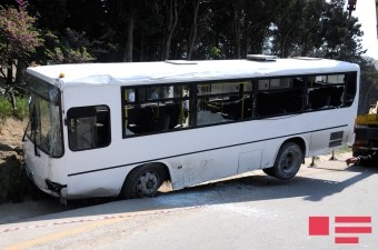 Bakıda sərnişin avtobusu dayanacağa çırpıldı: 8 yaralı