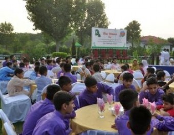 Heydər Əliyev Fondu PAKİSTANDA iftar süfrəsi açdı