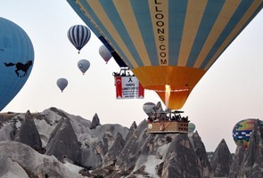 Türkiyədə şəhidlərin xatirəsinə səmaya 100 hava balonu buraxılıb