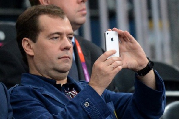 Dmitri Medvedev “Twitter”də 4 milyon oxucusuna təşəkkür edib