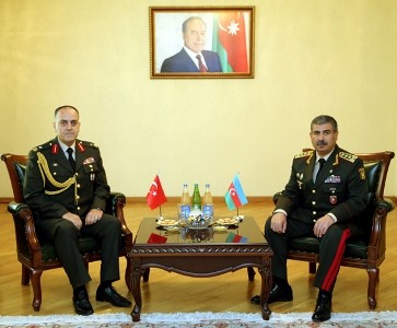Müdafiə naziri Türkiyənin hərbi attaşesi ilə görüşüb