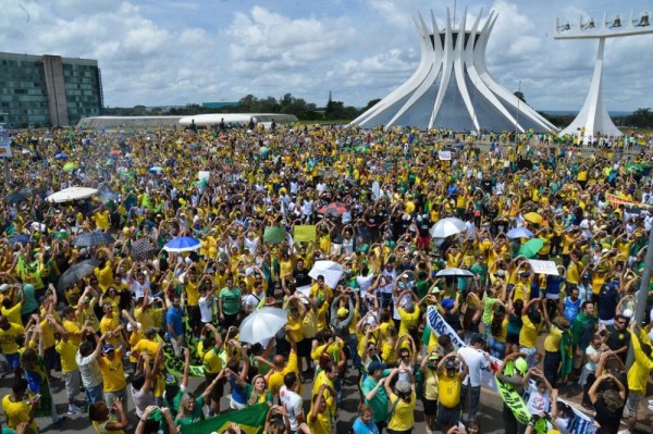 Braziliyada hökumət əleyhinə kütləvi etiraz nümayişləri keçirilir