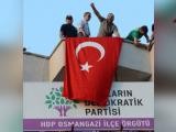 Bursada HDP-nin qərargahına türk bayrağı asdılar