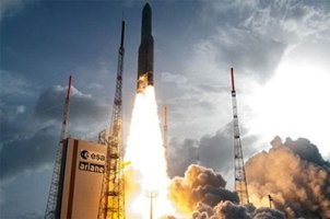 “Ariane 5” raketdaşıyıcısı iki telekommunikasiya peyki ilə start götürüb