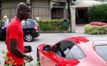 Balotelli sürücülük hüququndan məhrum edildi