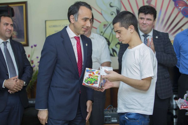 Əlil uşaqlara hədiyyəli şəxsiyyət vəsiqələri paylanıb