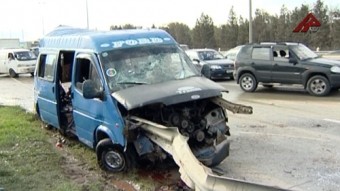 Qaradağda mikroavtobus yük maşını ilə toqquşdu: 1 ölü, 1 yaralı