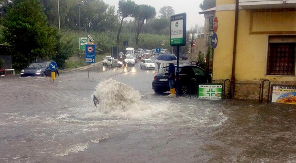 İtaliya sel suları altında: ölənlər var