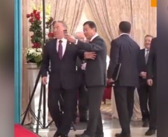 Nazarbayev onunla selfi çəkdirmək istəyən milyarderi kənara itələdi