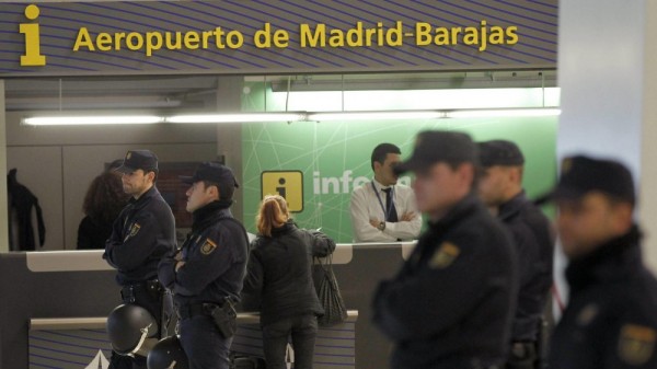 İŞİD-ə qoşulmaq istəyən qadın Madrid aeroportunda saxlanılıb