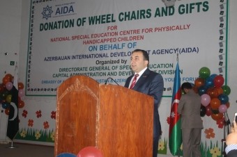 Azərbaycan pakistanlı əlil uşaqlara yardım etdi