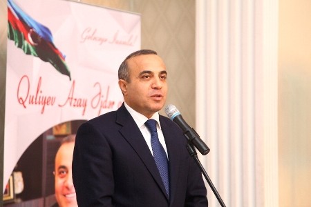 Azay Quliyev ilk dəfə səs verən gənclərlə görüşüb