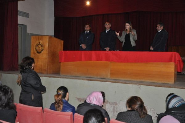 Qənirə Paşayeva seçicilərlə görüşlərini davam etdirir