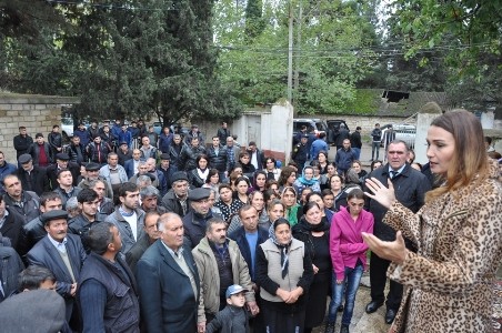 Qənirə Paşayeva seçicilərlə görüşlərini davam etdirir