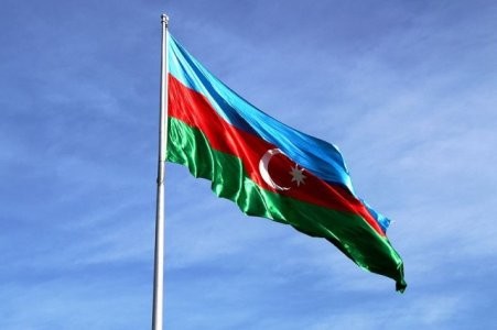 Üçrəngli bayrağınla məsud yaşa!