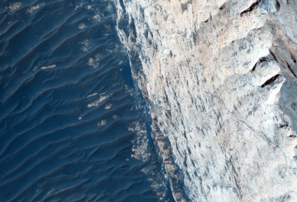 NASA Marsdan daha bir əsrarəngiz foto yaydı