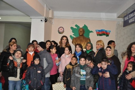 Qənirə Paşayeva autizmli uşaqlarla görüşüb
