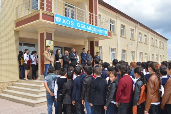 Orta məktəblərin önündə maarifləndirici aksiya keçirildi