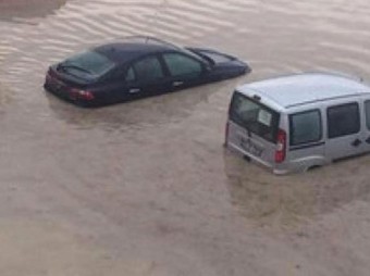 Bakıda avtomobillər su altında qaldı: 5 nəfər xilas edildi