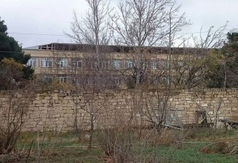 Bakıda külək məktəbin damını uçurdu
