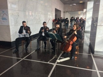 Metroda İLK: sərnişinlərə konsert verilir