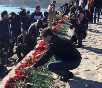 Bakılılar dəniz kənarına qərənfil düzür - FOTOLAR