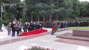 Azərbaycan ictimaiyyəti Heydər Əliyevin məzarını ziyarət edir