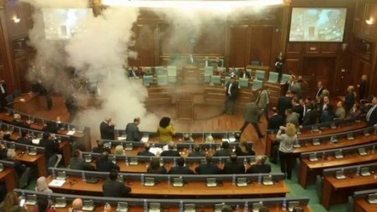 Parlamentin iclas zalına gözyaşardıcı qaz buraxıldı - DEPUTATLARIN ÇƏTİN ANLARI
