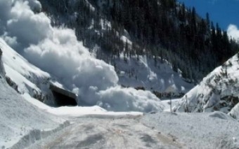 Xınalıq yolunda qar uçqunu: yol bağlandı
