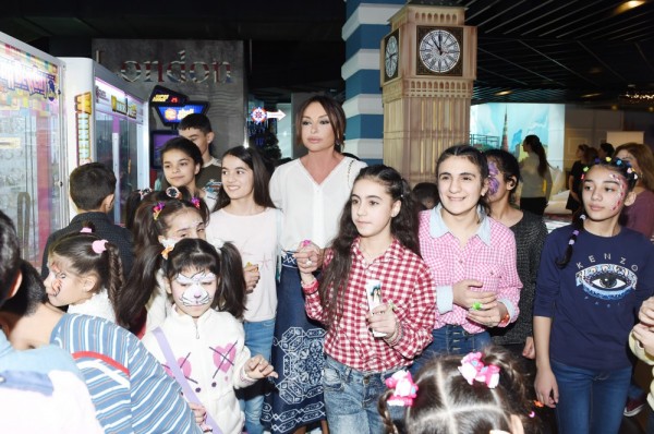 Mehriban Əliyeva uşaqlar üçün təşkil olunmuş şənlikdə iştirak edib