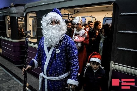 Şaxta baba və Qar qız metroda - Bakı metrosunda